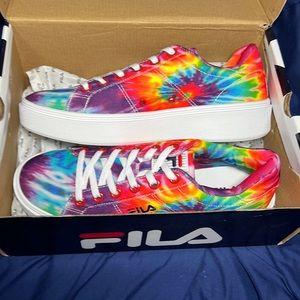 Court Deluxe 2 multicolored Fila shoes. Womens size 11